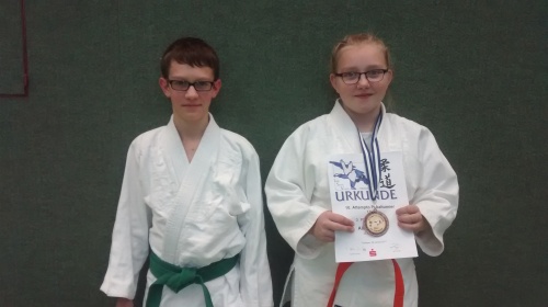 Marc und Alina mit Urkunde und Medaille