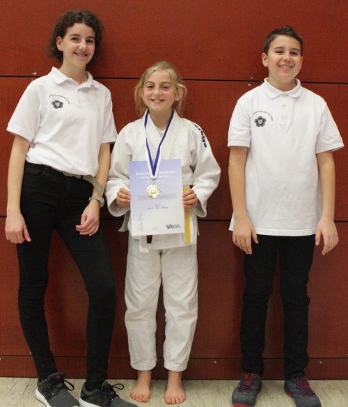 Leoni, Mia mit Urkunde und Medaille, Linus