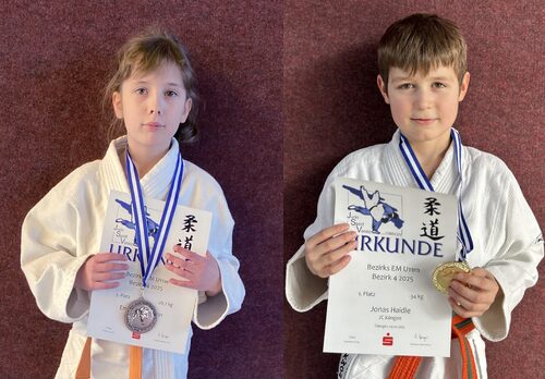 Emilia und Jonas mit Urkunden und Medaillen