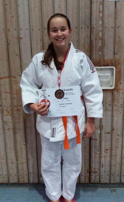 Natalie mit Urkunde und Medaille