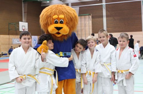 Köngener Judokas und Maskottchen