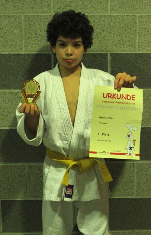 Gabriel mit Urkunde und Pokal