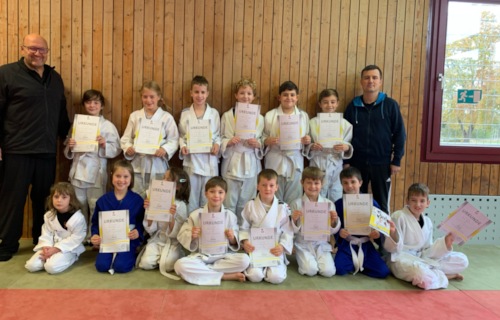 Judokids mit Urkunden und Trainer