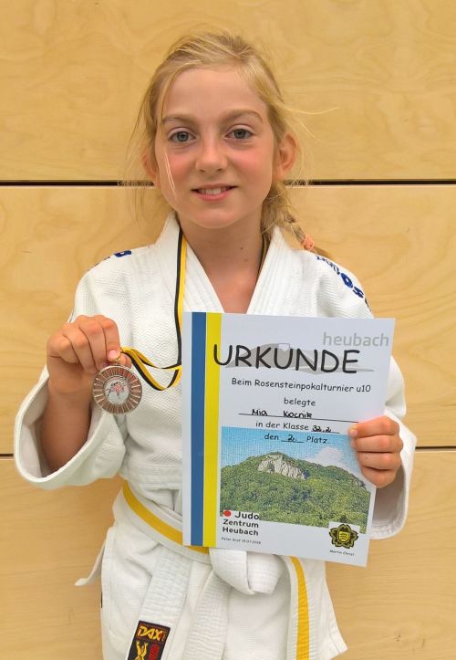 Mia mit Urkunde und Medaille