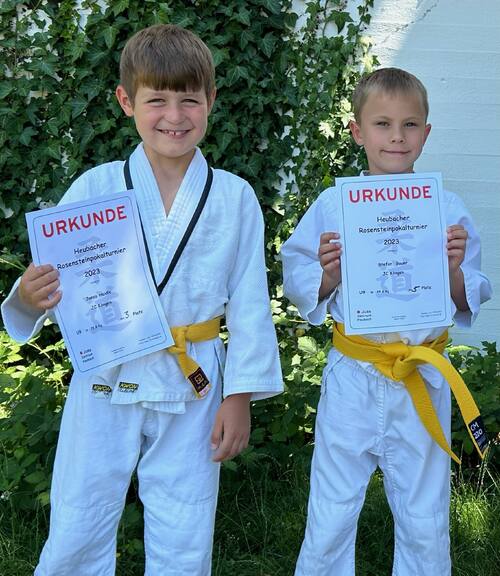 Jonas und Stefan mit Urkunden und Medaille