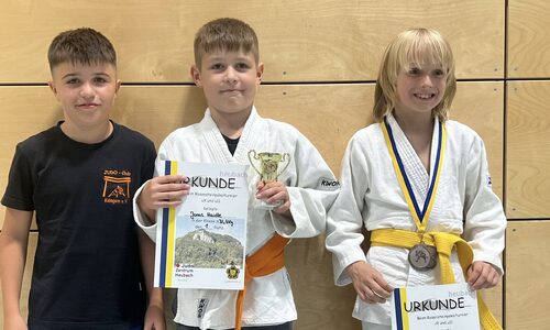 Jonas und Paul mit Urkunden und Pokal bzw. Medaille