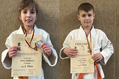 Emilia und Jonas mit Urkunden und Medaillen