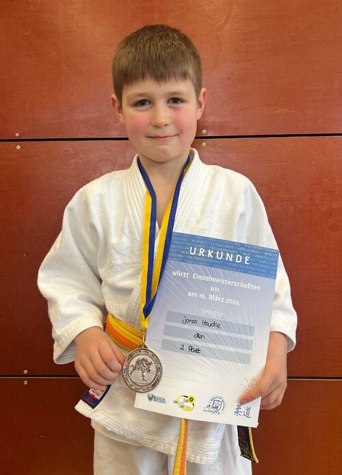 Jonas mit Urkunde und Medaille