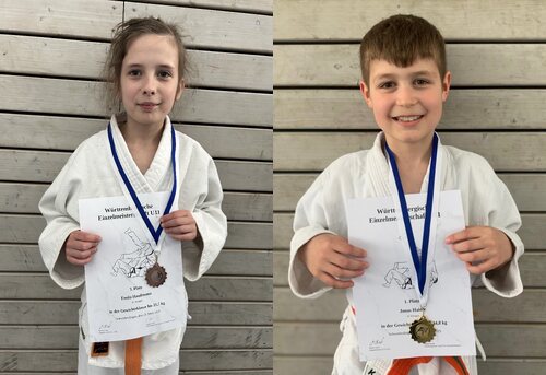 Emilia und Jonas mit Urkunden und Medaillen