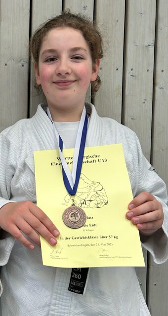 Lotte mit Urkunde und Medaille